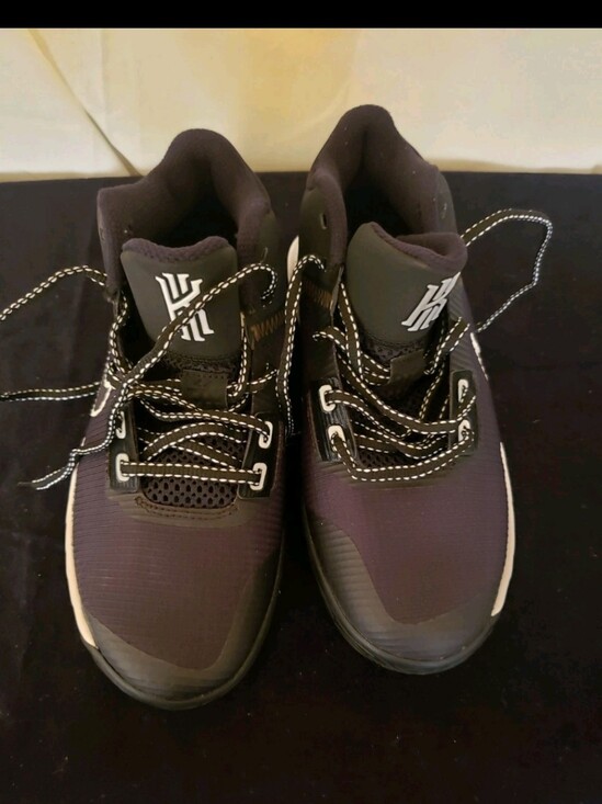 Nike Other - Nike Kyrie Flytrap IV Sneakers Boy Youth Size 4.5
